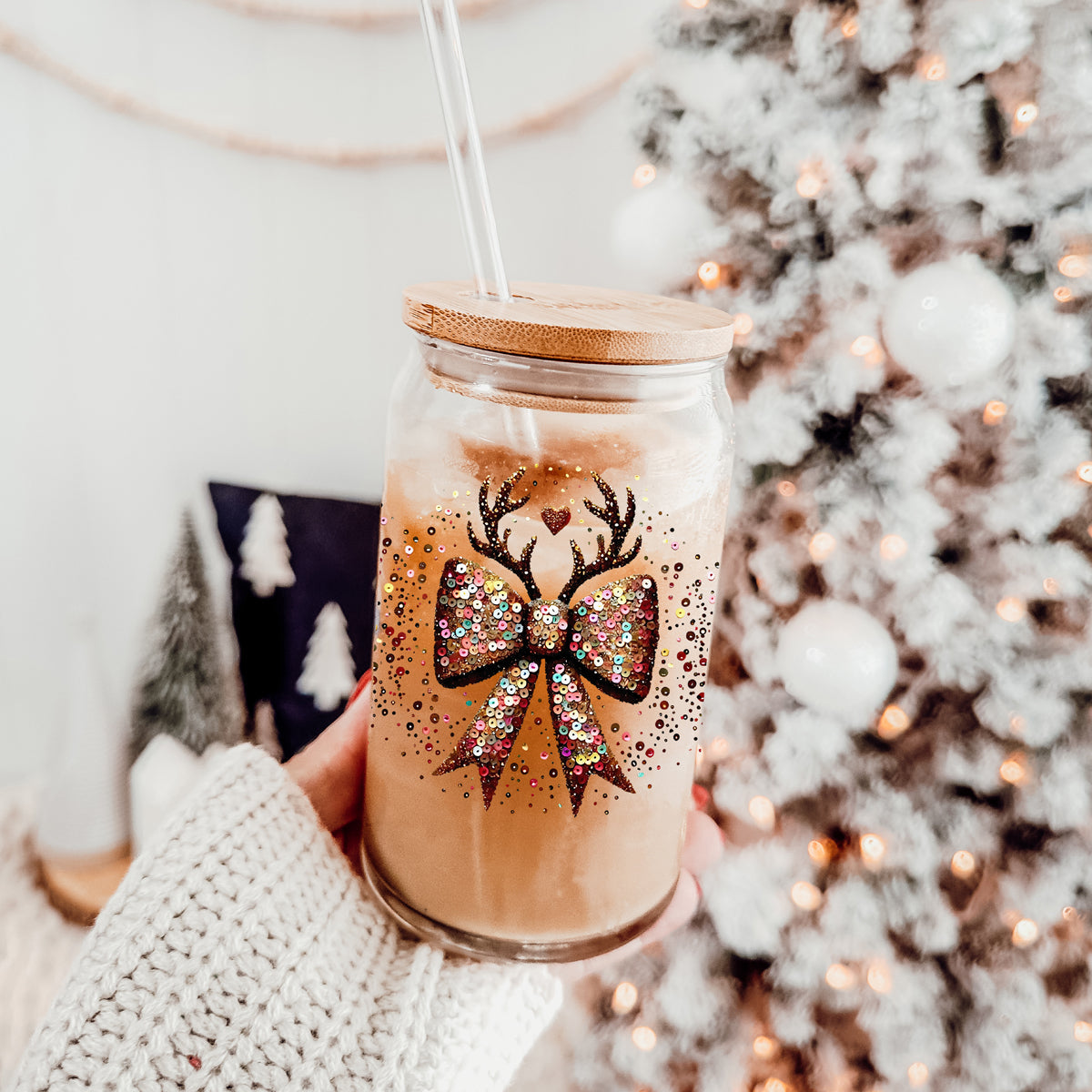 Wholesaler Christmas gifts for her glitter sequin glass cup 17oz - Holiday reindeer bow coffee tumbler bamboo lid straw
Aesthetic Christmas drinkware glitter sequin glass tumbler 17oz - Holiday reindeer bow coffee cup bamboo lid